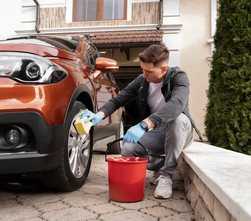 Lavage auto à domicile Laas : professionnel intervenant sur un véhicule